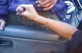 黒人男性は腹のブルネットの上に横たわって、猫に彼のコックを押し込んだ 一徹 sex 動画