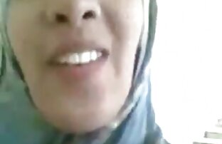 XXX ブルネットはディルドによって舐められ、犯され、禿頭キャバリアは立っているピンの口の中にそれを置く 鈴木 一徹 エロ 動画