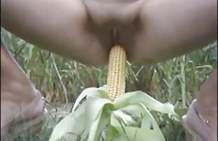 XXX ドレスの女性は濡れた弾性尻を示している 鈴木 一徹 アダルト ビデオ