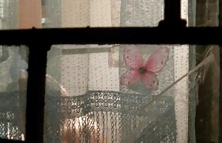 XXX 若いブルネットfucks性マシン立って彼女の膝の椅子 鈴木 一徹 エロ 画像