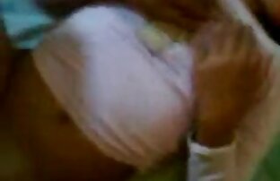 XXX 巨乳の母は体に油を注ぎ、ベッドの上で男に自分自身を与えました エロ 無料 一徹